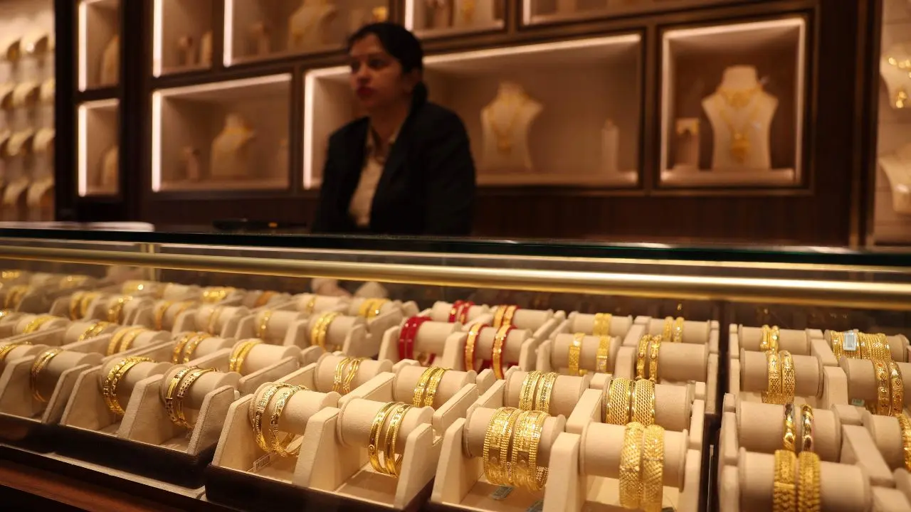 Fed freeze sends gold and silver tumbling, Middle East tensions keeps oil hot